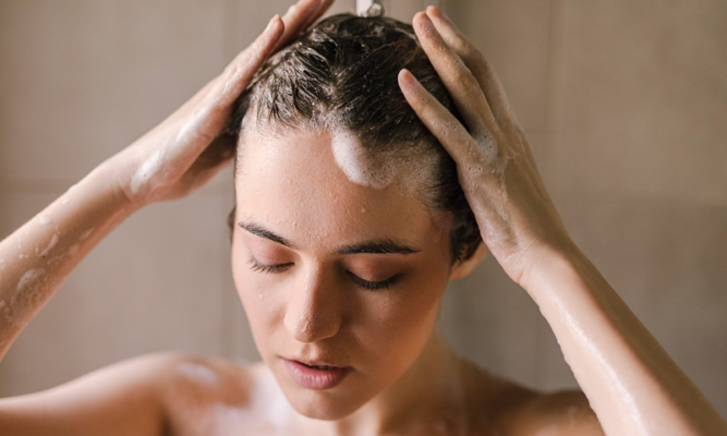 Cách dùng muối tẩy da chết da đầu đúng cách